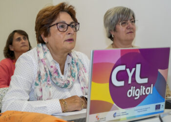 Alumnas atendiendo las explicaciones durante uno de los cursos realizados en el espacio CyL Digital de Segovia.