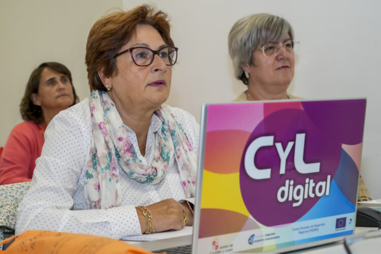 Alumnas atendiendo las explicaciones durante uno de los cursos realizados en el espacio CyL Digital de Segovia.