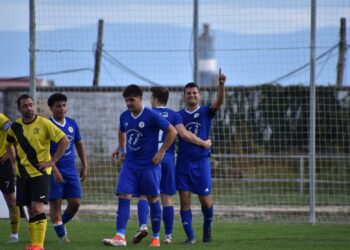 Los jugadores del Cuéllar Santa Teresa celebran uno de los goles ante el Sierra de la Mujer Muerta./ RUBÉN DE MIGUEL