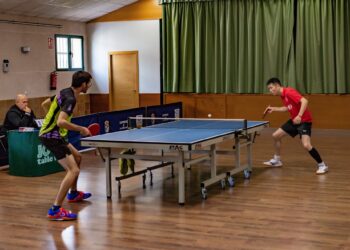 Dani Sanz (i) en un partido ante Weidong Shi./ SEGHOS