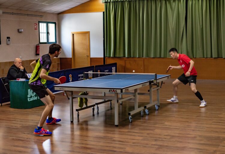 Dani Sanz (i) en un partido ante Weidong Shi./ SEGHOS