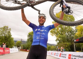 Fran Herrero, en la meta de Rascafría después de haber ganado la carrera con autoridad./ E.A.