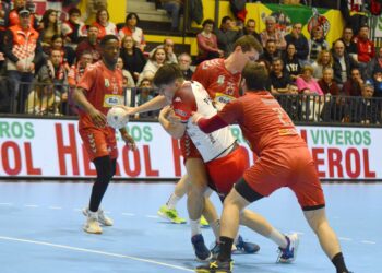 Pablo Herranz intenta superar la marca de dos rivales./ AMADOR MARUGÁN