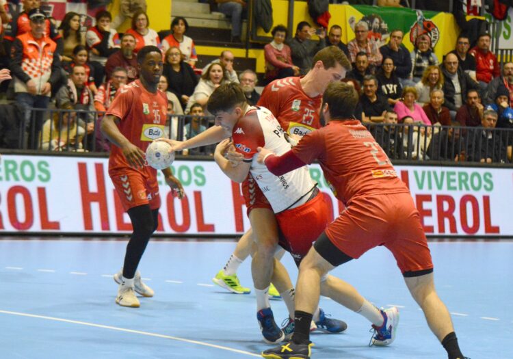 Pablo Herranz intenta superar la marca de dos rivales./ AMADOR MARUGÁN