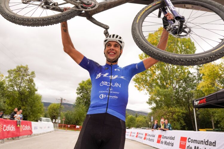 Fran Herrero, en la meta de Rascafría después de haber ganado la carrera con autoridad./ E.A.