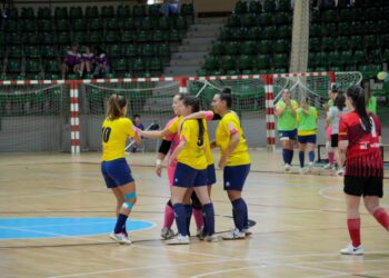 Las jugadoras del equipo rival se abrazan tras conseguir un tanto frente al Segosala en un partido anterior./ E.A.