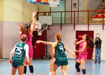 La jugadora de El Cochinillo realiza un sencillo lanzamiento a canasta. / JESÚS GÓMEZ CASADO