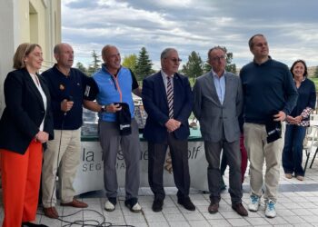 Foto de familia del primer clasificado con los premiadores./ LA FAISANERA