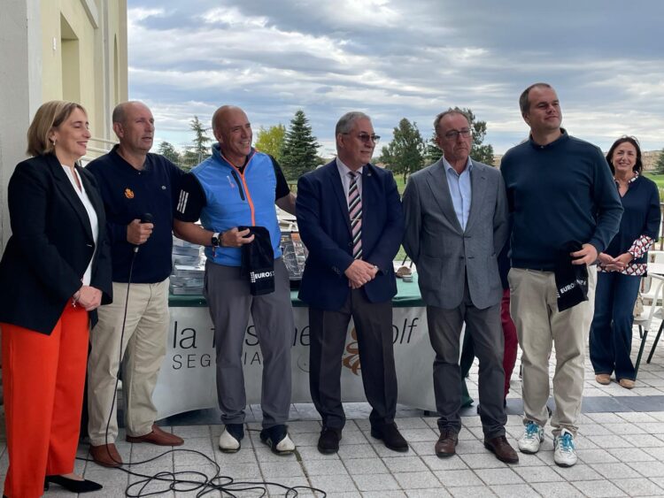 La Faisanera acoge el Torneo de Golf Suntory para la Fundación Personas 1 Foto de familia del primer clasificado con los premiadores./ LA FAISANERA