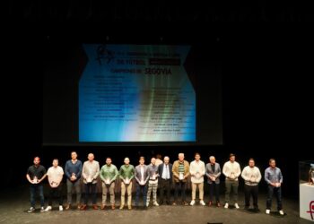 Foto de familia de los entrenadores segovianos premiados./ RFCYLF
