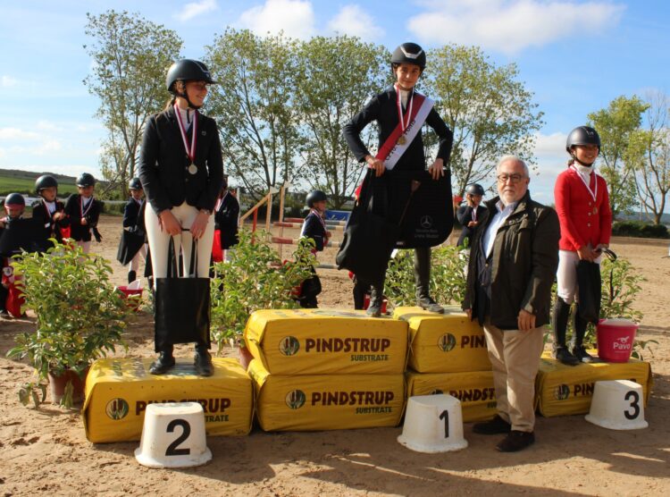 La espinariega Aitana Muñoz, campeona autonómica de Ponis D2 1 Podio de la categoría D2, con Aitana Muñoz en el centro./ FEDERACIÓN
