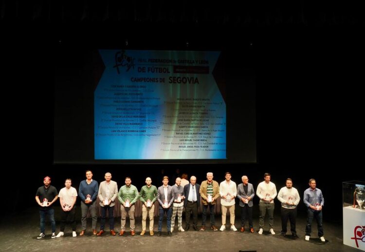 Foto de familia de los entrenadores segovianos premiados./ RFCYLF