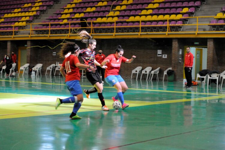 El Segosala marca cuatro goles en minuto y medio para asegurar su triunfo en Ávila (2-7) 1 Eva persigue un balón ante dos rivales del Avilasala./ E.A.