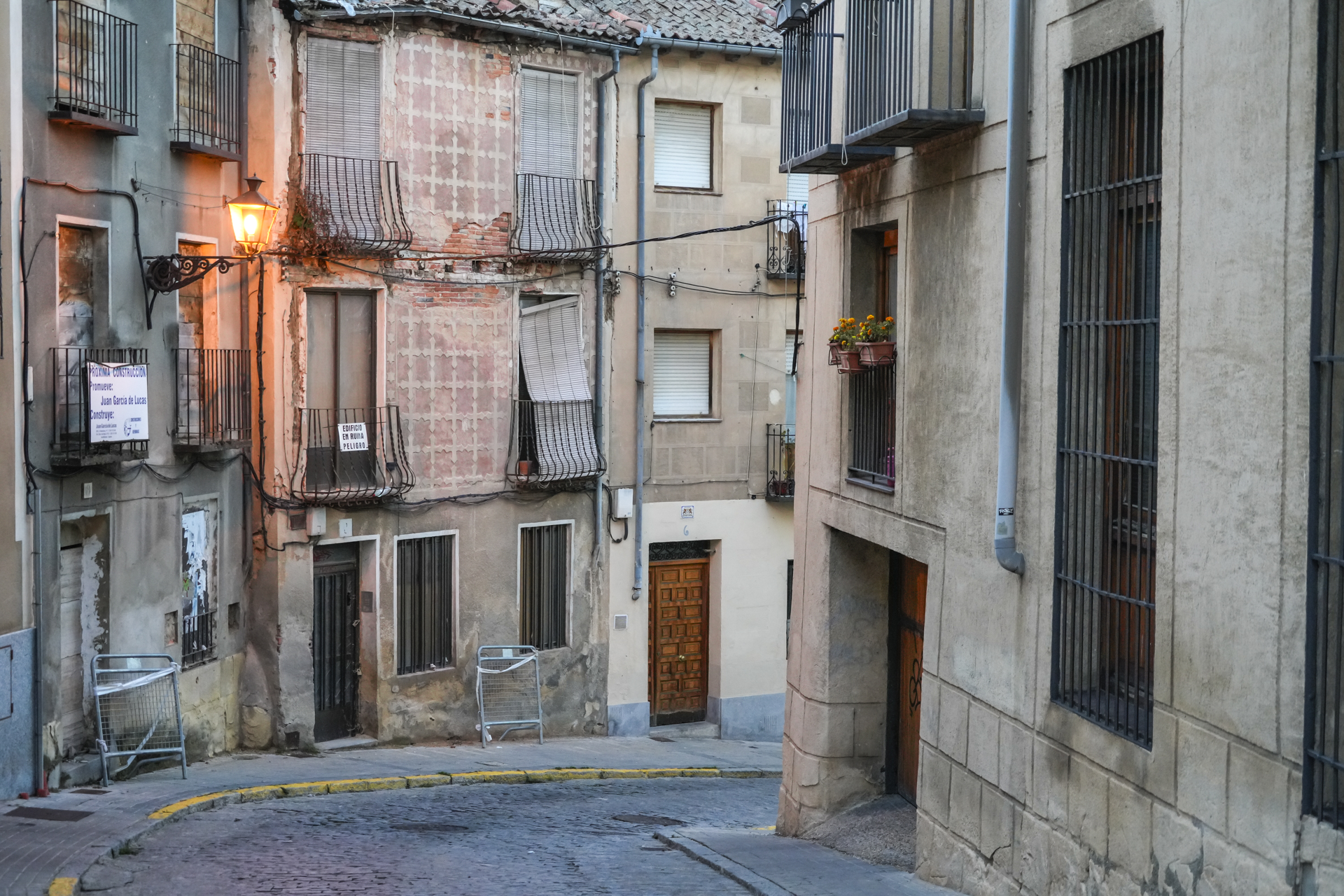 Las subvenciones ERRP recuperarán la arquitectura de los barrios históricos de Segovia 2 Numerosos edificios del barrio se encuentran en mal estado.