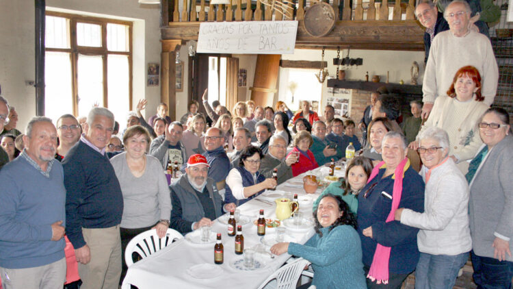 45 pueblos pequeños de Segovia recibirán 3.000 euros de ayuda para mantener sus bares 1 Los bares de pueblos pequeños son un punto de encuentro para los vecinos (FOTO: DAVID RUIPÉREZ)