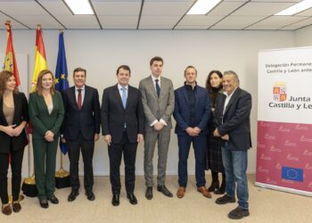 El presidente de la Junta de Castilla y León, Alfonso Fernández Mañueco, junto a los representantes de Drylock Tecnnologies, Asistem, VPG, SOFINA y la Cámara de Comercio.