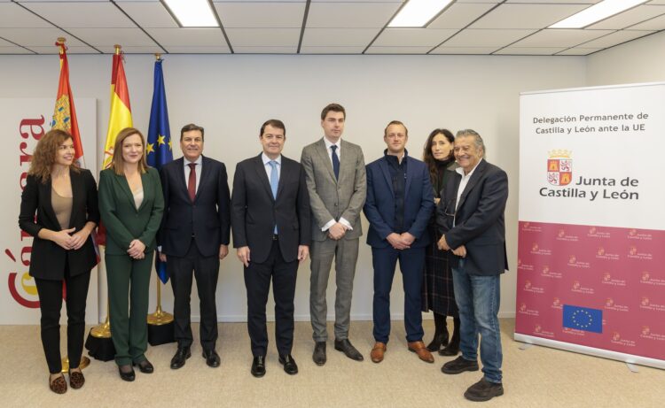 El presidente de la Junta de Castilla y León, Alfonso Fernández Mañueco, junto a los representantes de Drylock Tecnnologies, Asistem, VPG, SOFINA y la Cámara de Comercio.