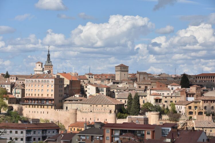 La subida del IBI eleva los recibos hasta un 36%, 200 euros más al año, ante el clamor de la oposición 1 Vistas del Recinto Amurallado de Segovia, uno de los barrios que se han visto más afectados por la subida del IBI.