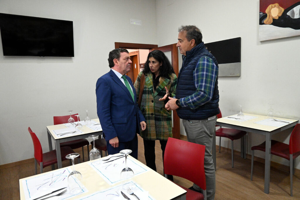45 pueblos pequeños de Segovia recibirán 3.000 euros de ayuda para mantener sus bares 2 Luis Miguel González Gago visitó Hornillos de Cerrato (Palencia) para presentar las ayudas a los bares.