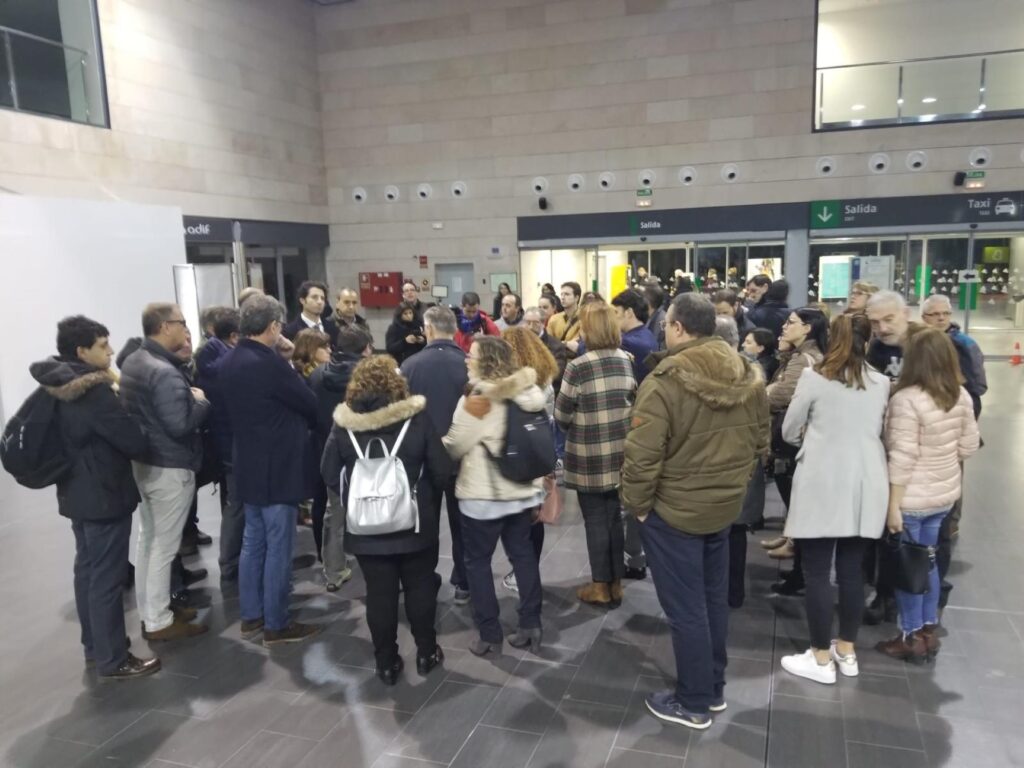 Reunión de los usuarios de los trenes Avant de Segovia en la estación de Segovia-Guiomar.