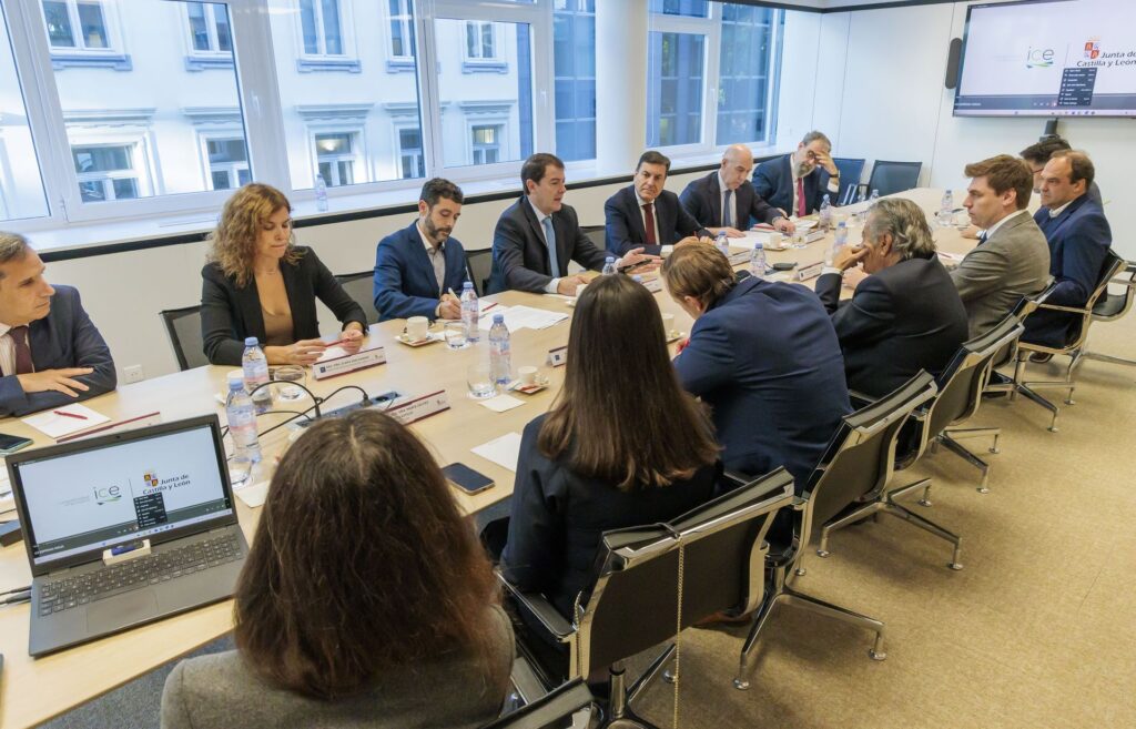 Reunión en la que se acordó invertir 95 millones de euros en en el Polígono Industrial de los Hitales.