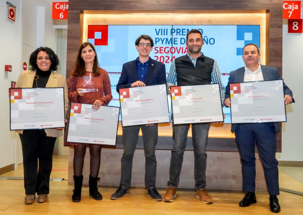 Foto de familia con los representantes de las cinco pymes premiadas.