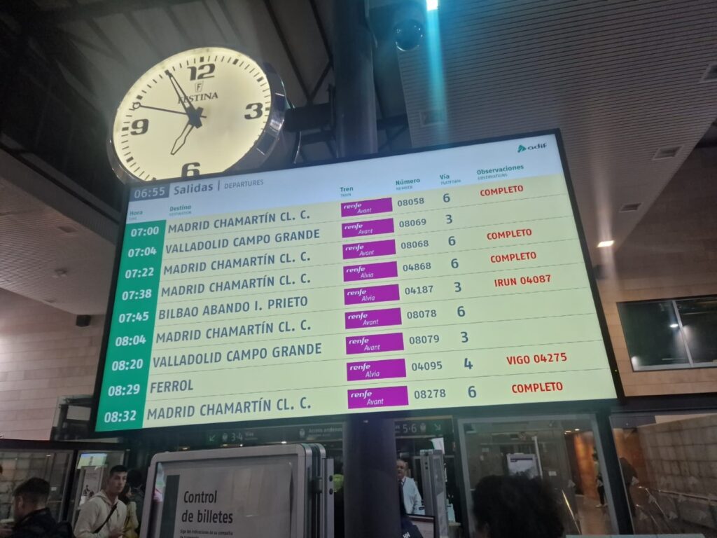 Las pantallas de la estación de Segovia-Guiomar reflejan lo fácil que es que se llenen los trenes.