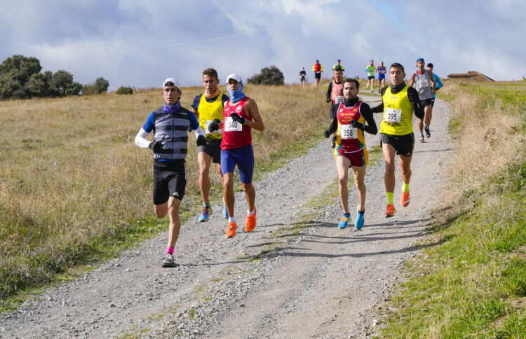 Cabañas de Polendos se prepara para la XI edición de la carrera ‘Entre Viñedos’ 1 Anterior edición de la carrera pedestre en Cabañas de Polendos / E.A.