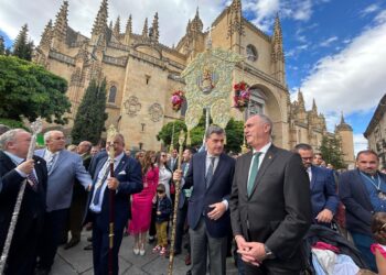 El Simpecado de la Hermandad del Rocío de Segovia sale de la Catedral rumbo a su lugar de culto.