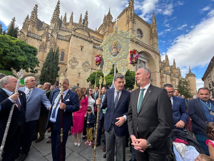 El Simpecado de la Hermandad del Rocío de Segovia sale de la Catedral rumbo a su lugar de culto.