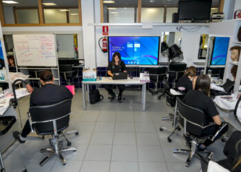 Alumnas del módulo de Imagen Personal, durante una de las clases que se llevan a cabo en el Centro Integrado de Formación Profesional Felipe VI.