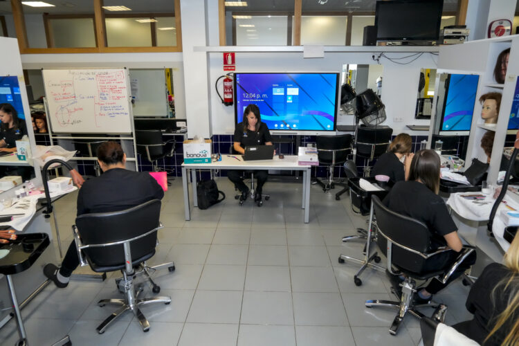 La Formación Profesional Dual, un modelo en expansión 1 Alumnas del módulo de Imagen Personal, durante una de las clases que se llevan a cabo en el Centro Integrado de Formación Profesional Felipe VI.
