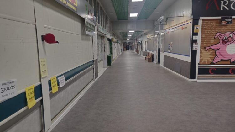 Los comercios del mercado municipal de La Albuera permanecían cerrados hasta hoy.