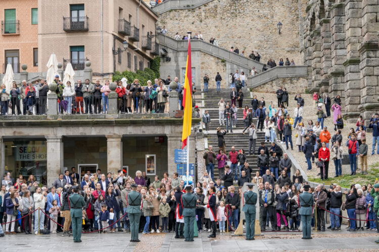 Izado de la bandera, uno de los momentos centrales de los actos del 12 de octubre en Segovia.