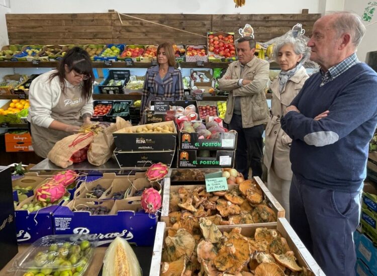 57 comercios de la provincia salieron a la calle con la iniciativa ‘Cada compra cuenta’ 1 La diputada Magdalena Rodríguez visitó algunos comercios de Palazuelos de Eresma que participaron en la iniciativa ‘Cada compra cuenta’.