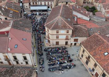Casi 800 personas abarrotaron la Plaza Mayor de Prádena para desgustar la caldereta de cordero.