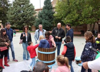 Los niños del pueblo sacan el primer mosto de la vendimia ante la mirada de Miguel Ángel de Vicente.