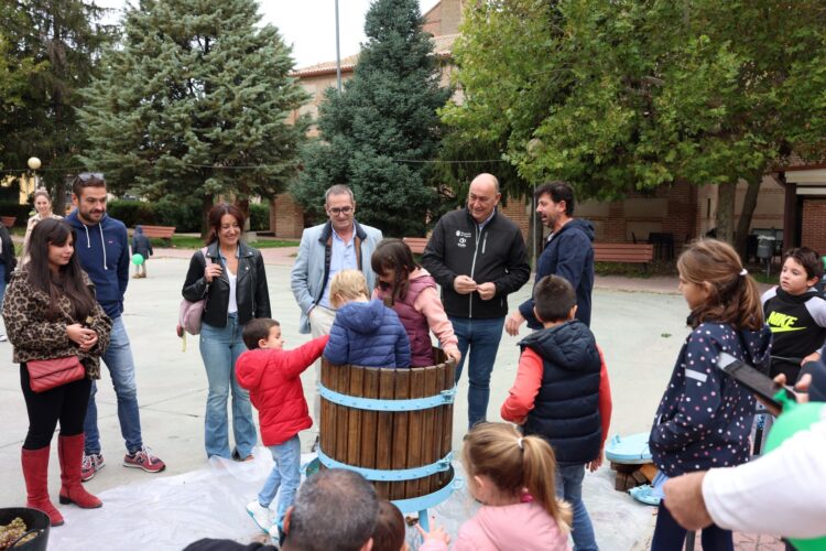 Los niños del pueblo sacan el primer mosto de la vendimia ante la mirada de Miguel Ángel de Vicente.