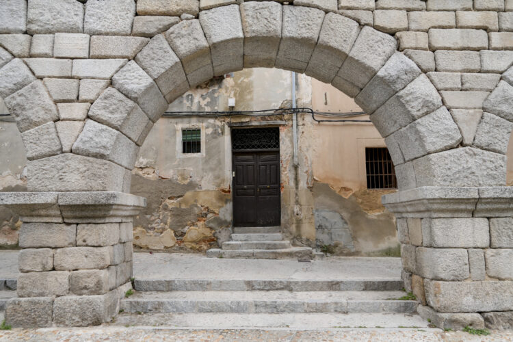 Las subvenciones ERRP recuperarán la arquitectura de los barrios históricos de Segovia 1 Domicilio en el barrio de El Salvador con un evidente deterioro en su fachada.