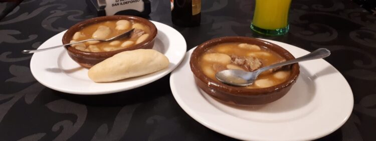 Una tapa de Judiones de La Granja en uno de los bares de San Ildefonso./ E.A.