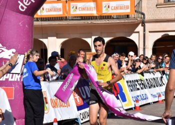 El corredor Diego Pérez cruzando la línea de meta