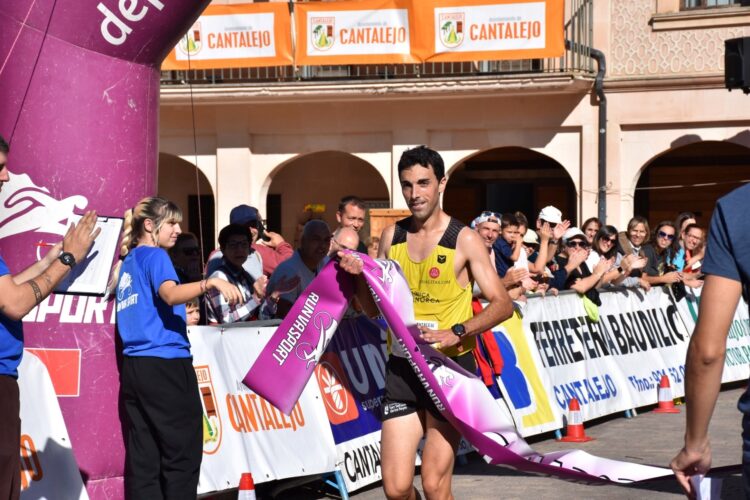 Diego Pérez y Pilar Fernández ganan la prueba del 10K Ciudad de Cantalejo 1 El corredor Diego Pérez cruzando la línea de meta