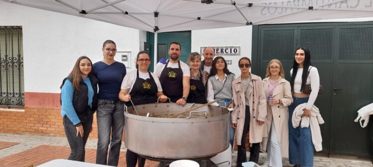 Preparación de la caldereta en la Plaza Mayor de Cantimpalos.