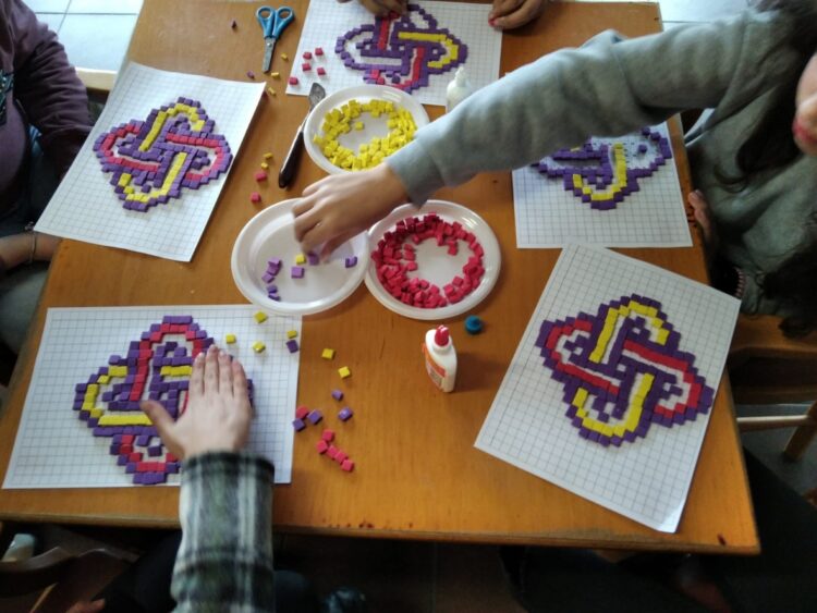 23 años creando una comunidad cultural sobre mosaicos 1 Foto de archivo. Actividad organizada por el Aula Arqueológica de Aguilafuente centrada en los mosaicos (FOTO: ICAL)