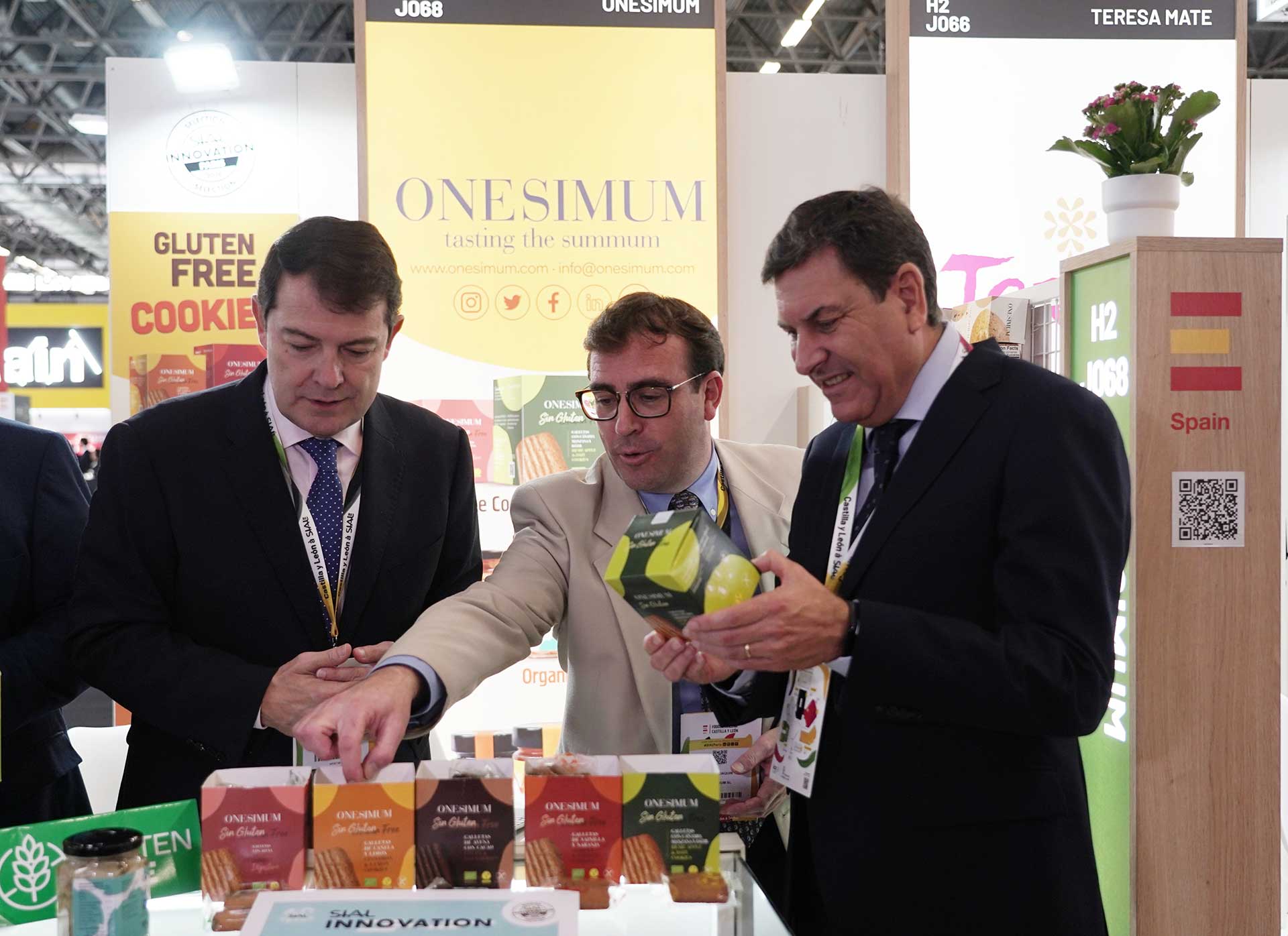Más de 70 empresas de la región exhiben sus productos agroalimentarios en SIAL 2 El presidente y el consejero de economía visitan el expositor de Onesimum. / Ical