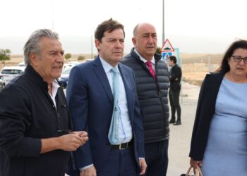 Fernández Mañueco, durante su visita al Polígono de Los Hitales./ E.A.