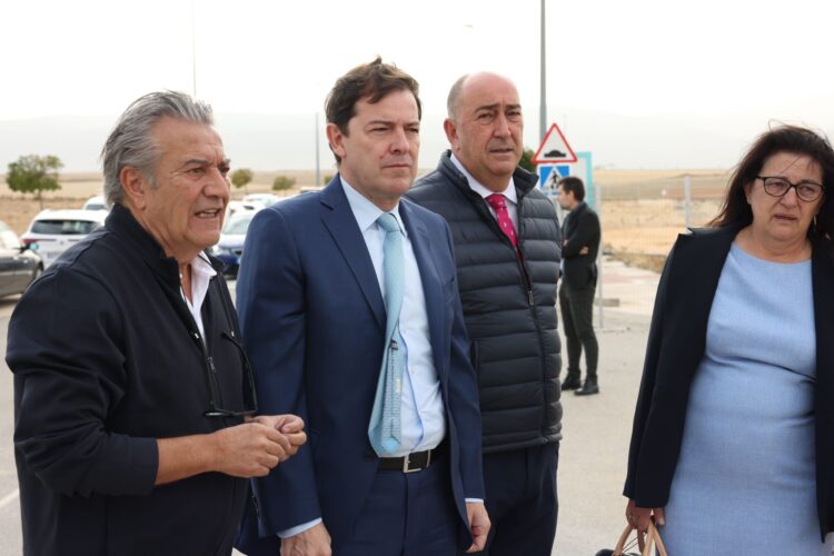 Fernández Mañueco, durante su visita al Polígono de Los Hitales./ E.A.