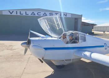 Una de las aeronaves, en el aeródromo de Villacastín./ E.A.