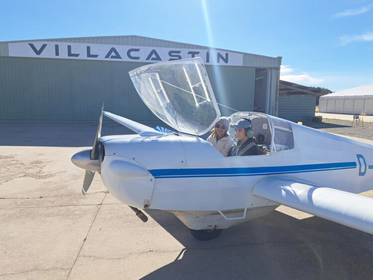 Una de las aeronaves, en el aeródromo de Villacastín./ E.A.