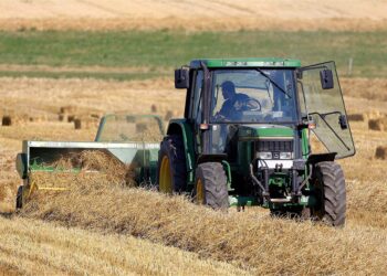 La Junta amplía su aportación para contratar seguros agrarios 12 Un agricultor trabajando en plena cosecha de cereal./ UNIÓN DE UNIONES